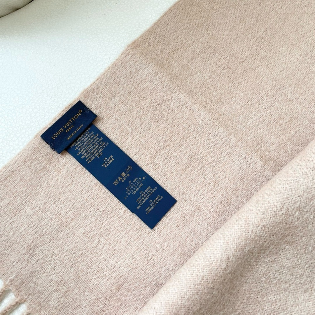 100%山羊绒 🌾Lv家 顶级山羊绒，新款男女通用情侣款👫重磅推荐💥 经典的条纹格子，搭配任何衣服都是满