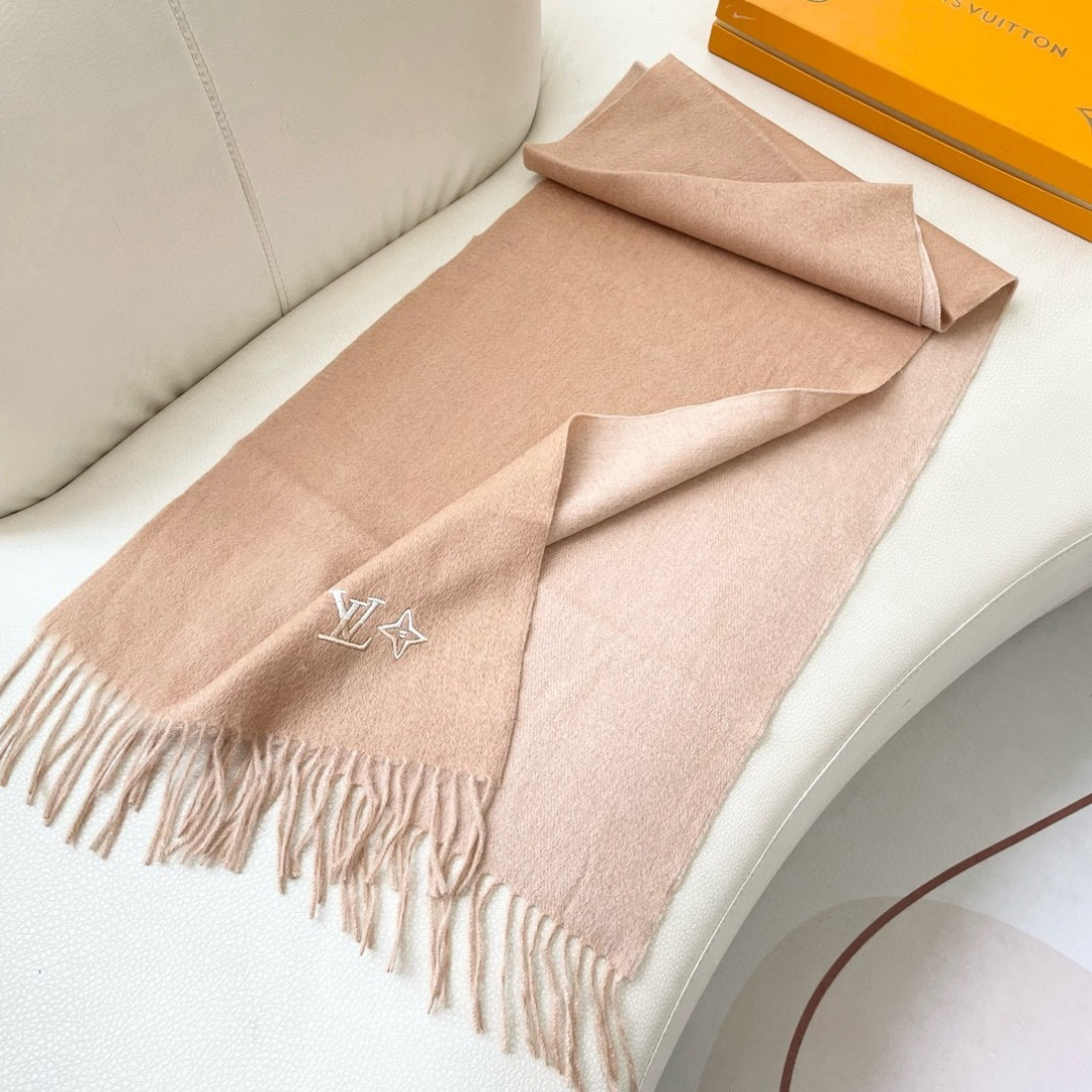 100%山羊绒 🌾Lv家 顶级山羊绒，新款男女通用情侣款👫重磅推荐💥 经典的条纹格子，搭配任何衣服都是满