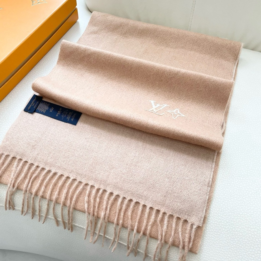 100%山羊绒 🌾Lv家 顶级山羊绒，新款男女通用情侣款👫重磅推荐💥 经典的条纹格子，搭配任何衣服都是满