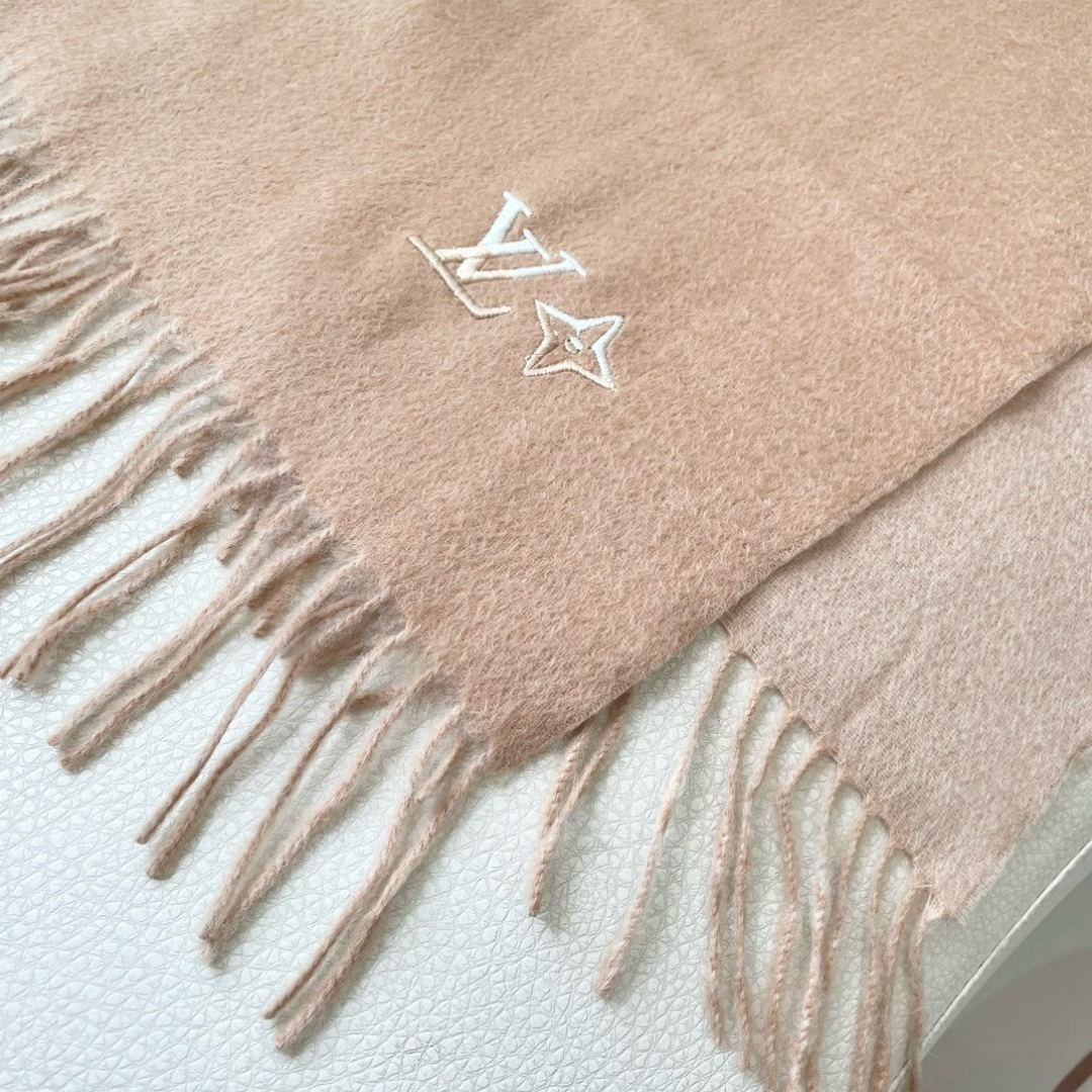 100%山羊绒 🌾Lv家 顶级山羊绒，新款男女通用情侣款👫重磅推荐💥 经典的条纹格子，搭配任何衣服都是满