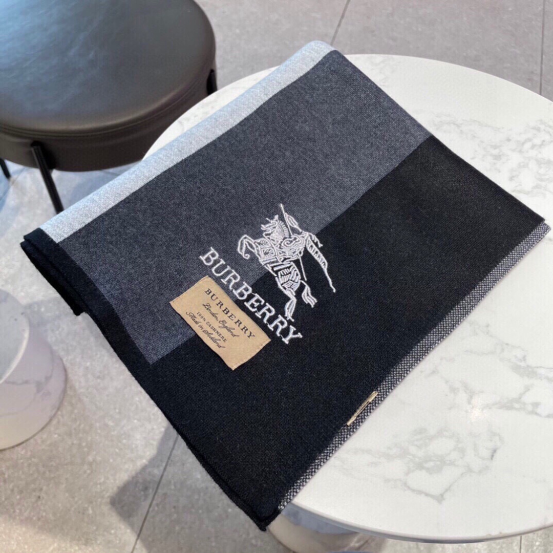 爆款上新 情侣款👍👍B家【经典战马】货🐂 奢华尽在尺寸之间，高端品质‼️具有超高羊绒品质才会被此品牌青睐