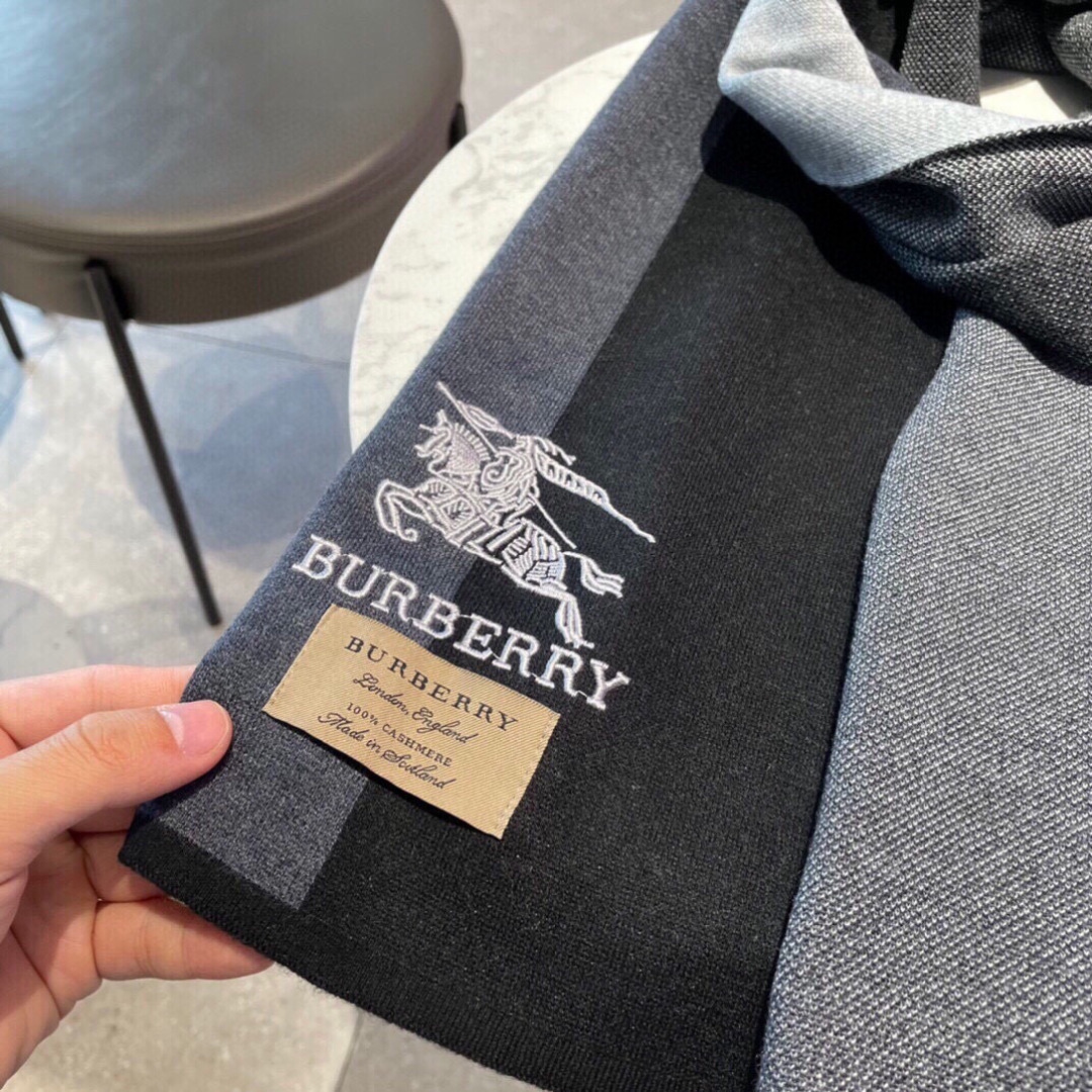 爆款上新 情侣款👍👍B家【经典战马】货🐂 奢华尽在尺寸之间，高端品质‼️具有超高羊绒品质才会被此品牌青睐