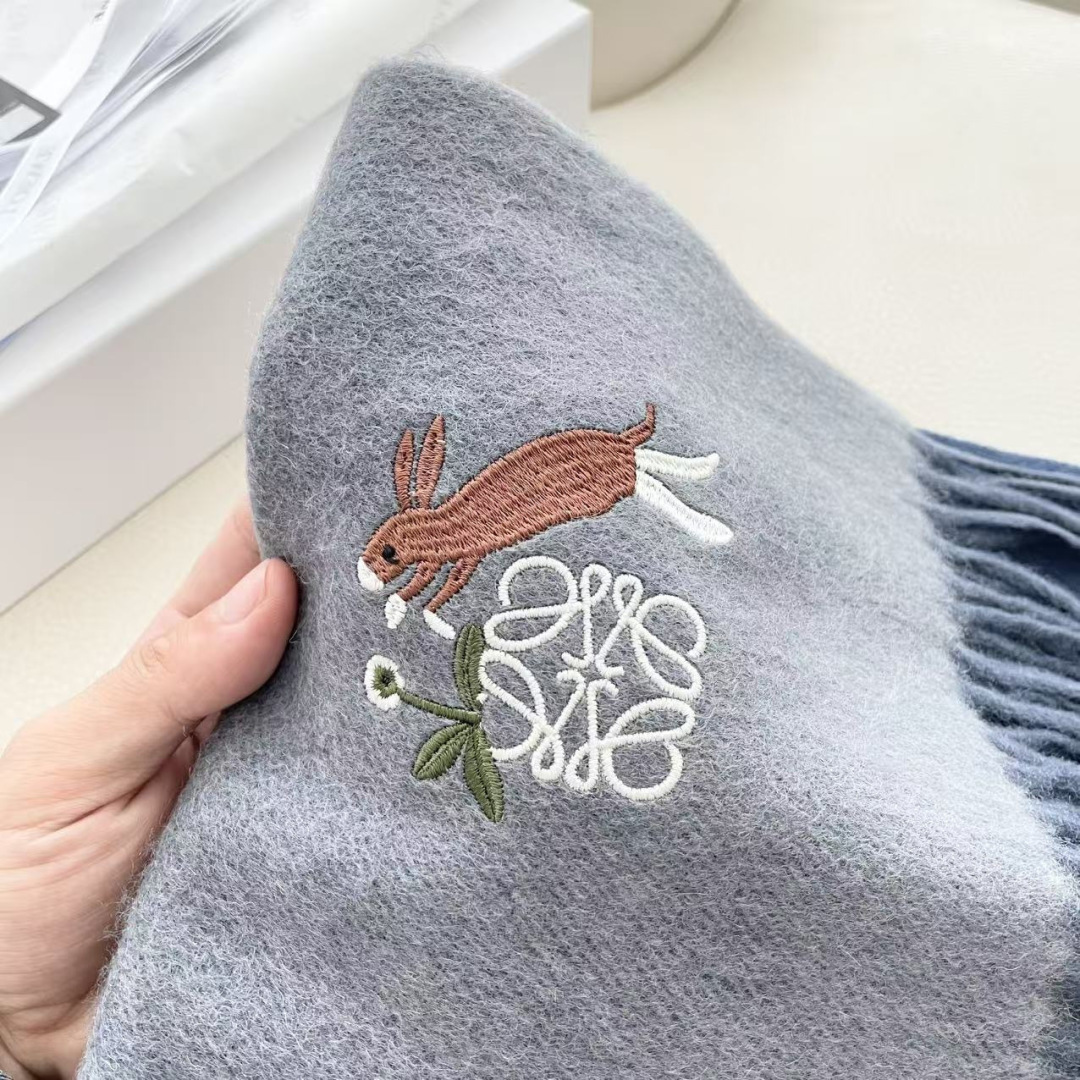 。爆款‼️顶级高尖端⚠️【LOEWE罗意威直供迪拜出口货‼️】🎀官网双面罗意威2025新品✨双面羊绒围巾