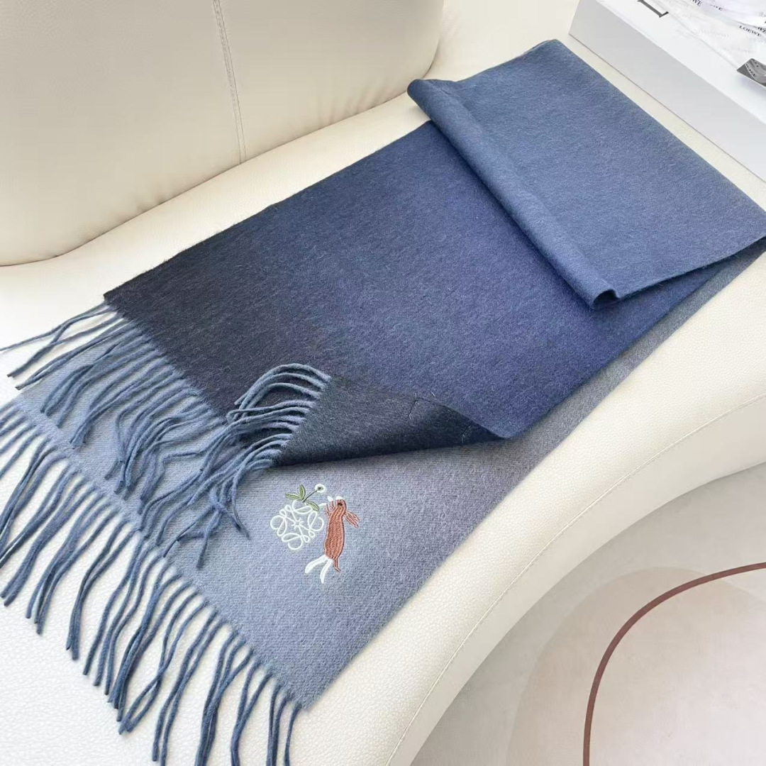 。爆款‼️顶级高尖端⚠️【LOEWE罗意威直供迪拜出口货‼️】🎀官网双面罗意威2025新品✨双面羊绒围巾