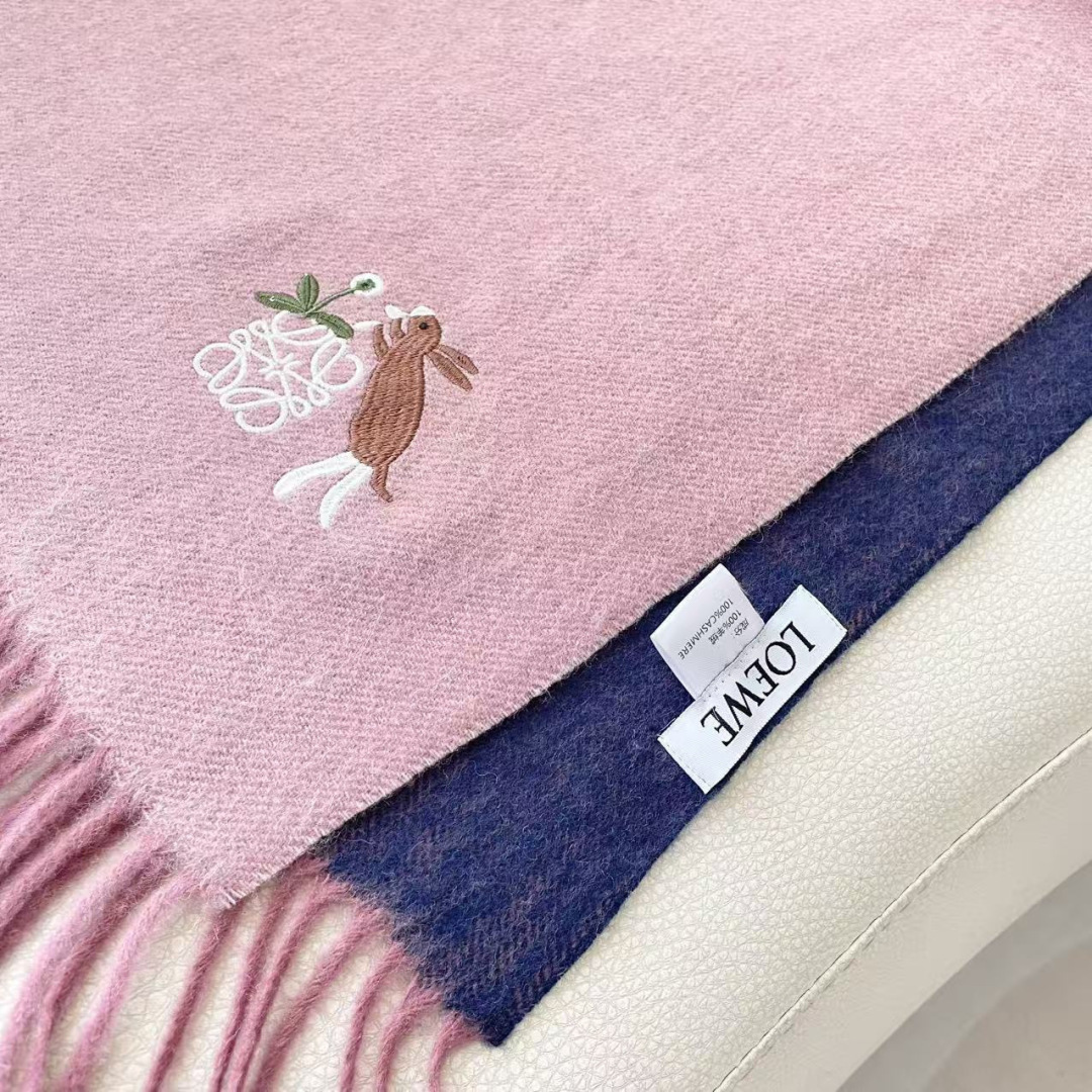 。爆款‼️顶级高尖端⚠️【LOEWE罗意威直供迪拜出口货‼️】🎀官网双面罗意威2025新品✨双面羊绒围巾