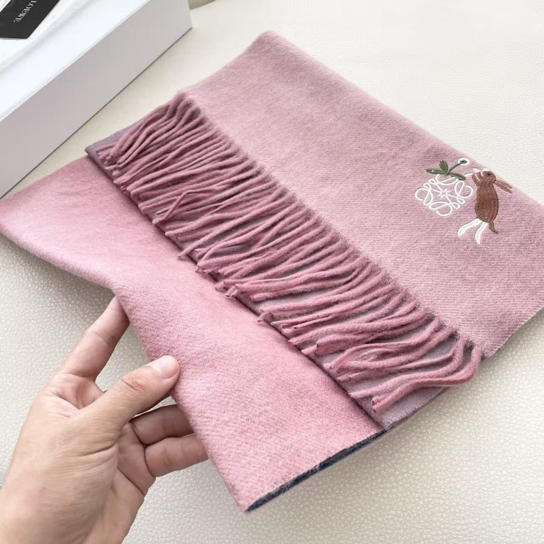 。爆款‼️顶级高尖端⚠️【LOEWE罗意威直供迪拜出口货‼️】🎀官网双面罗意威2025新品✨双面羊绒围巾