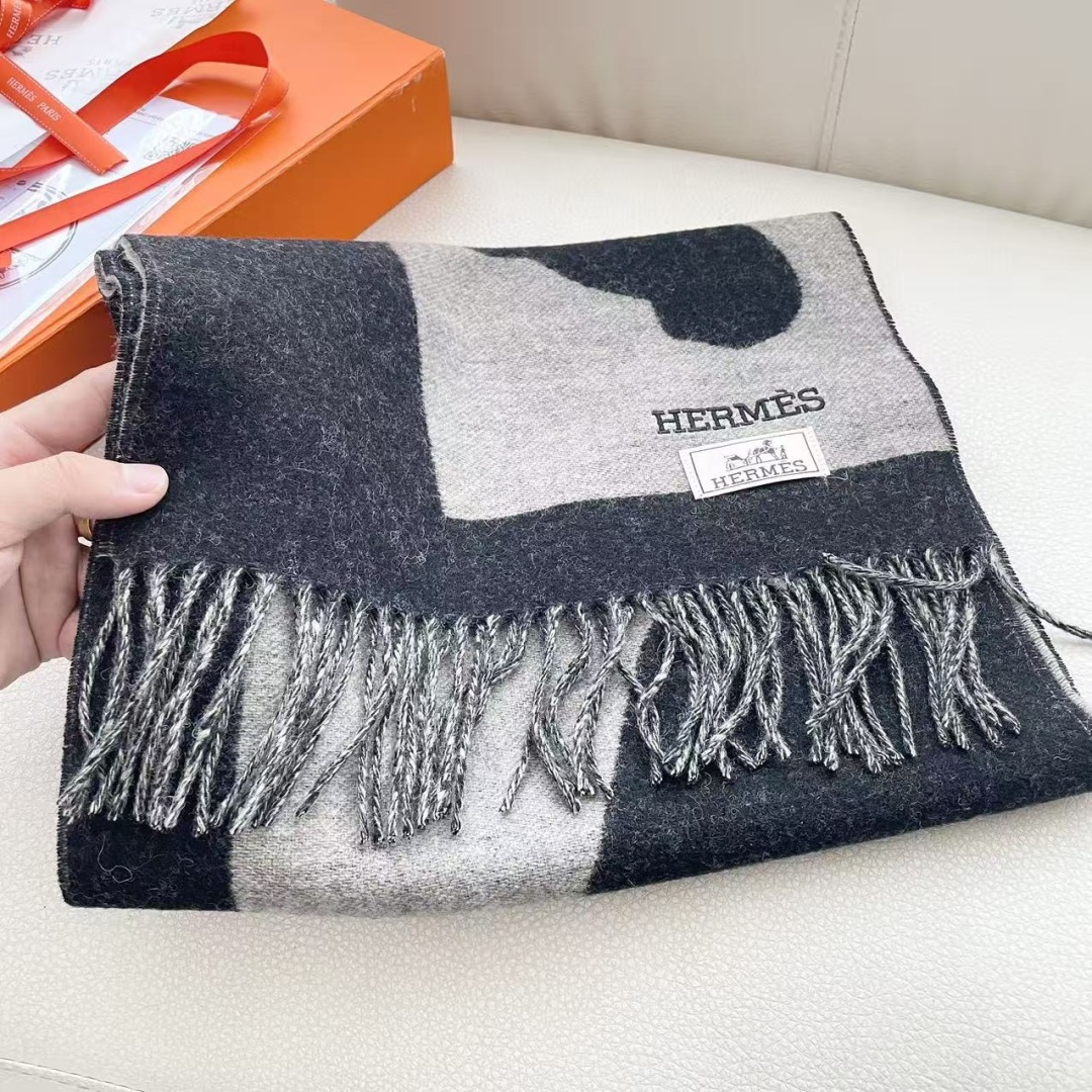 上新2025爱马仕男女款围巾且买且珍惜😍~都是出口订单所以比较难遇❤️东西讲究少而精😍好看的一定要收😎这