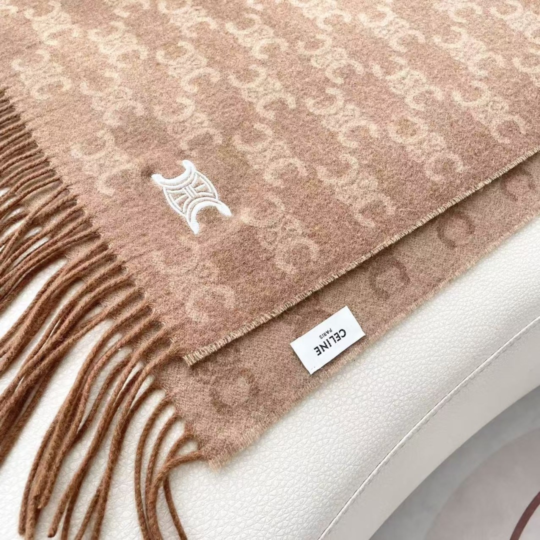 赛林 凯旋门散林老花羊绒围巾终于出货了……很多宝宝要的上身图来啦！羊绒的质地戴起来软乎乎超舒服！双面明暗