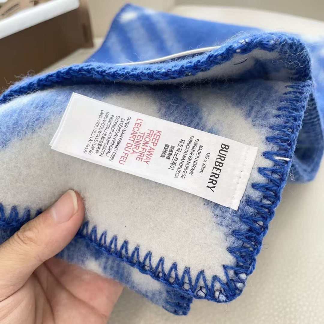 （2025最新版本缩边）𝐁𝐔𝐑𝐁𝐄𝐑𝐑✓最新配色。 【斜格长巾】工艺与材质完全与专柜无区别，粗犷耐用，厚