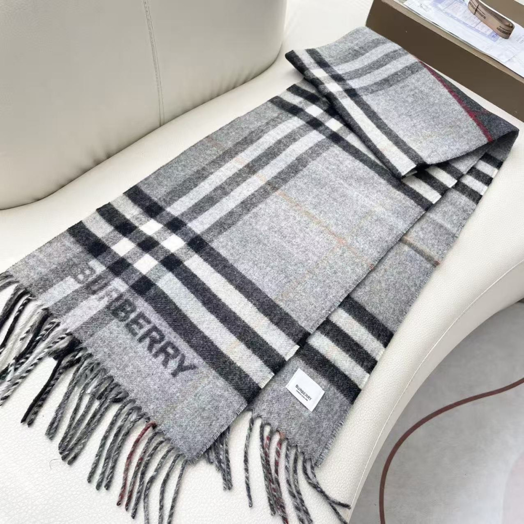 巴宝利 最新款围巾，男女士的福利 超温柔洋气的双面设计！！】感觉这个比以往的设计都更显年轻更显温柔更气质