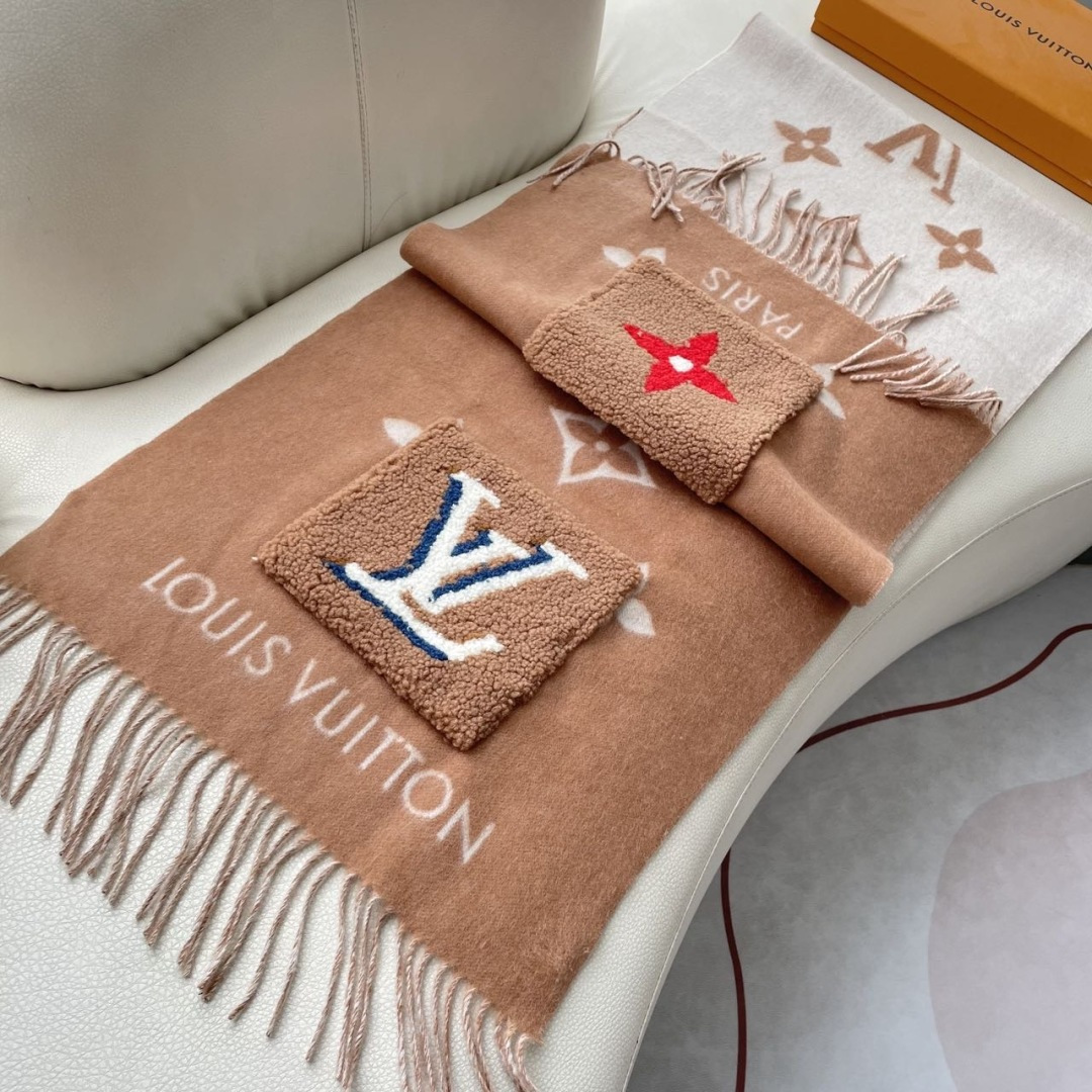 LV口袋羊绒长巾🆕LV新款披肩围巾，延续冬日经典❗️羊绒添缀兔毛。口袋，嵌饰 Monogram 图案更显