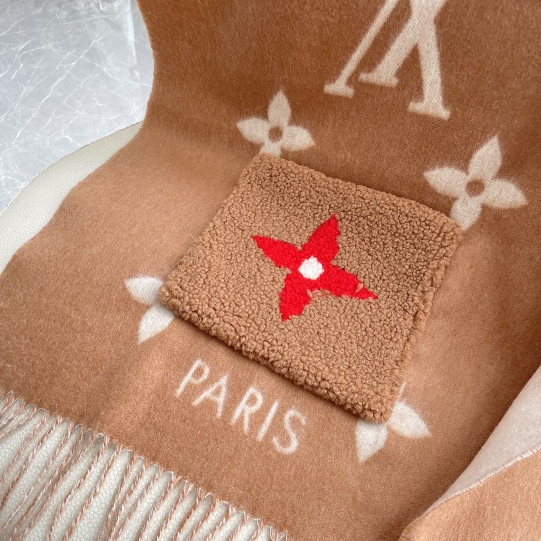 LV口袋羊绒长巾🆕LV新款披肩围巾，延续冬日经典❗️羊绒添缀兔毛。口袋，嵌饰 Monogram 图案更显