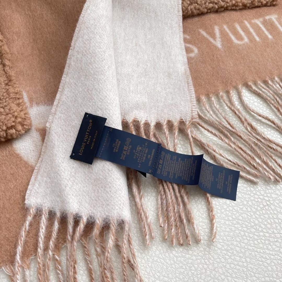 LV口袋羊绒长巾🆕LV新款披肩围巾，延续冬日经典❗️羊绒添缀兔毛。口袋，嵌饰 Monogram 图案更显