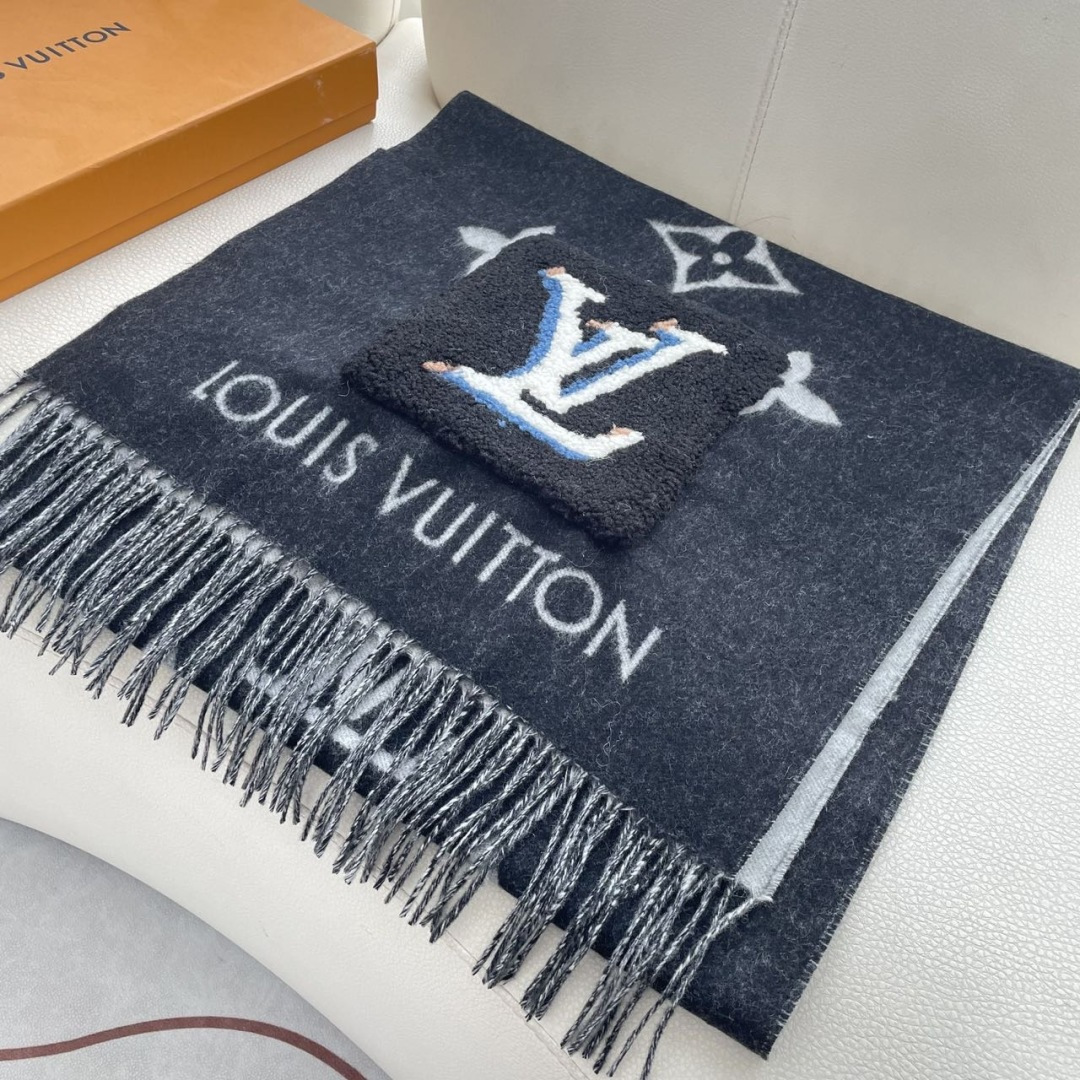 LV口袋羊绒长巾🆕LV新款披肩围巾，延续冬日经典❗️羊绒添缀兔毛。口袋，嵌饰 Monogram 图案更显