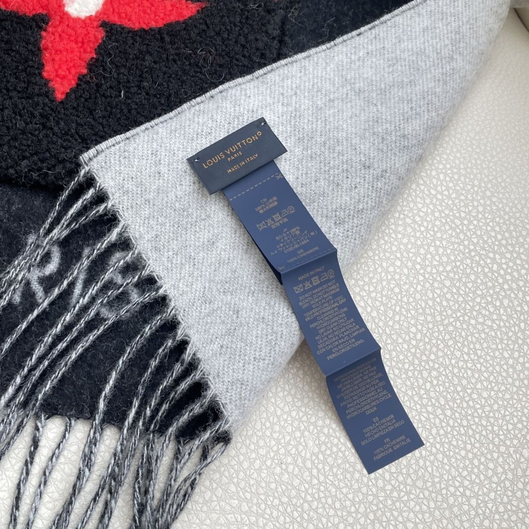 LV口袋羊绒长巾🆕LV新款披肩围巾，延续冬日经典❗️羊绒添缀兔毛。口袋，嵌饰 Monogram 图案更显