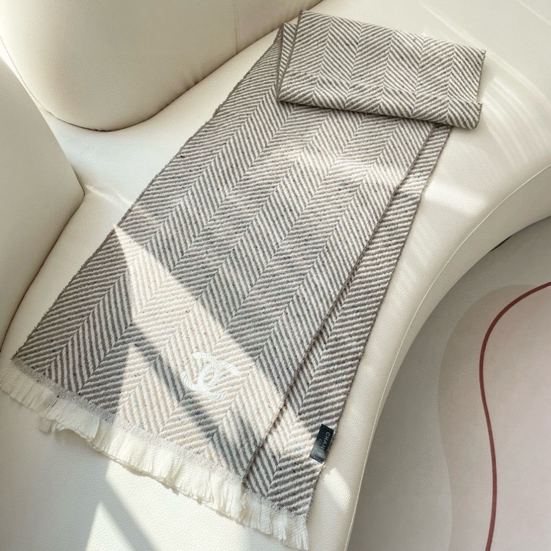 香奈儿新款🗣姑娘们出来炸街啦黑色系色调真的无敌经典了。不是俗气的漂白。就本色调，带点米的高级配色。～百分