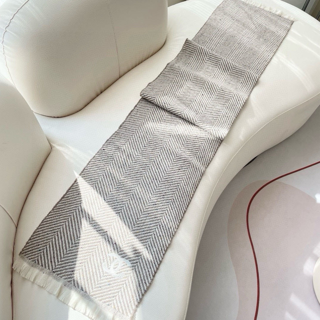 香奈儿新款🗣姑娘们出来炸街啦黑色系色调真的无敌经典了。不是俗气的漂白。就本色调，带点米的高级配色。～百分