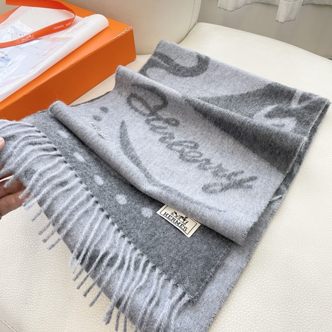 上新2025爱马仕顶级山羊绒男女款围巾且买且珍惜😍~都是出口订单所以比较难遇❤️东西讲究少而精😍好看的一