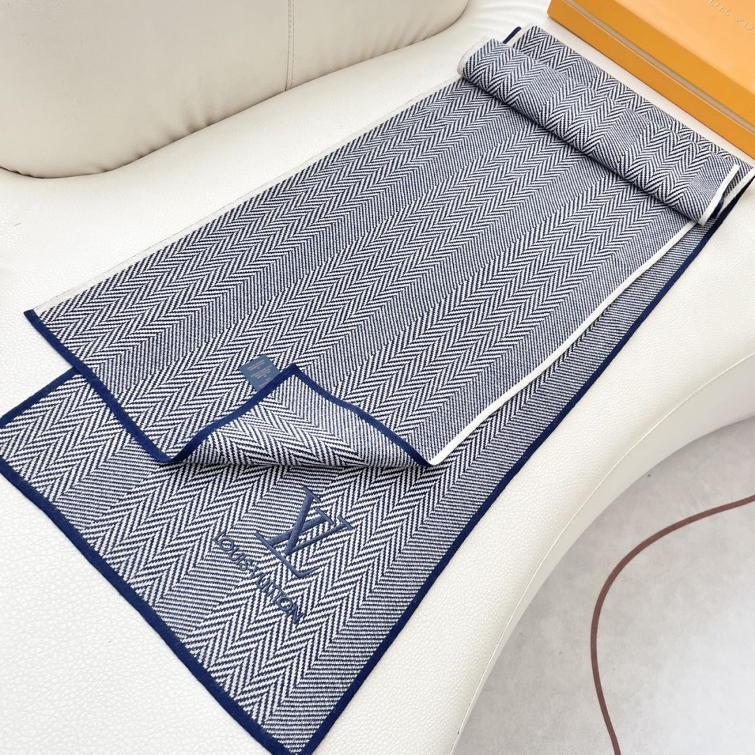 爆款上新 情侣款👍👍LV 独家牛货🐂 奢华尽在尺寸之间，高端品质‼️具有超高羊绒品质才会被此品牌青睐‼️