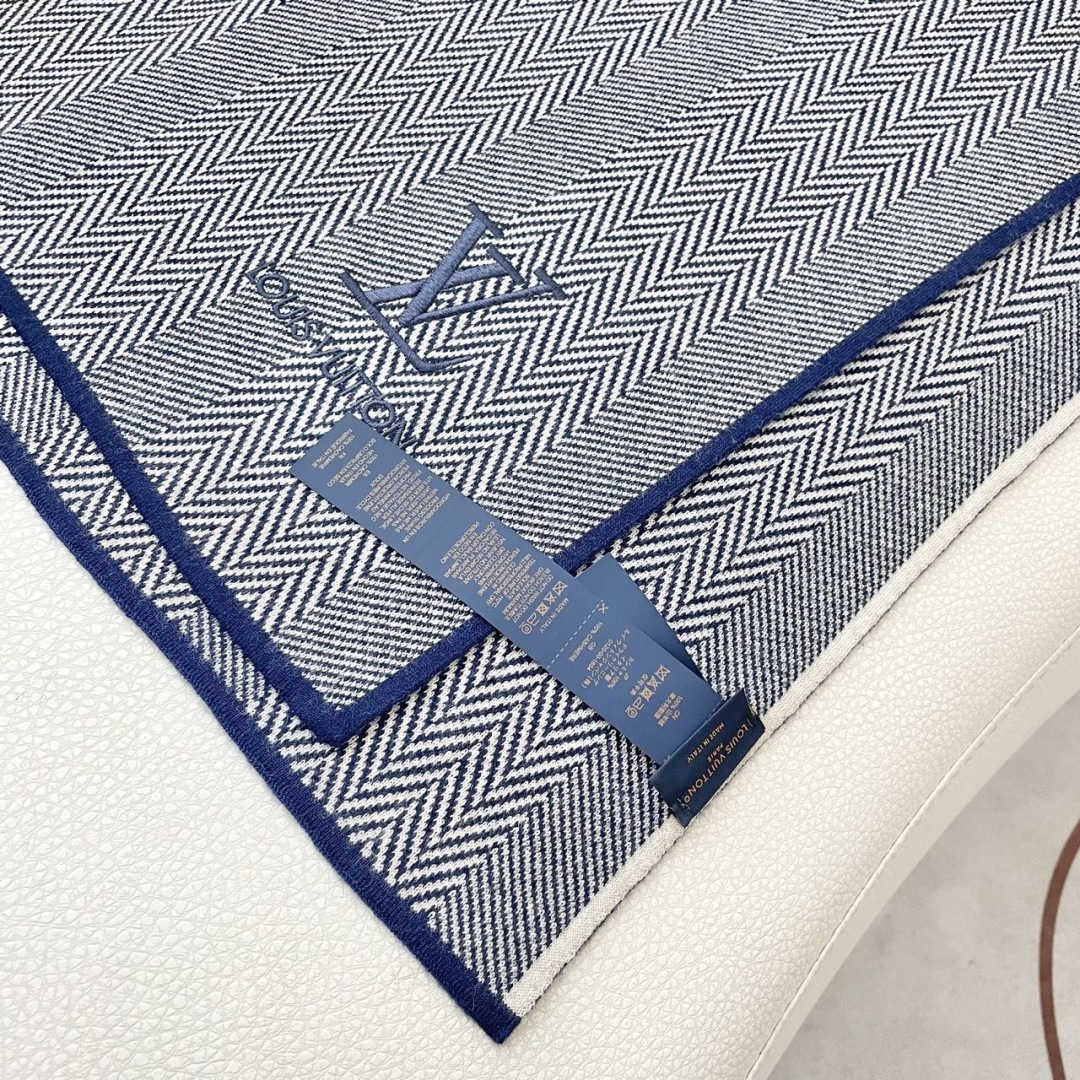 爆款上新 情侣款👍👍LV 独家牛货🐂 奢华尽在尺寸之间，高端品质‼️具有超高羊绒品质才会被此品牌青睐‼️