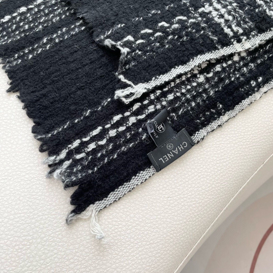 😍👍香奈儿2025专柜最新款‼️【顶级羊绒围巾】。爆款哦 😘💍实物真心美 🎀披肩配以精美logo的刺绣💓