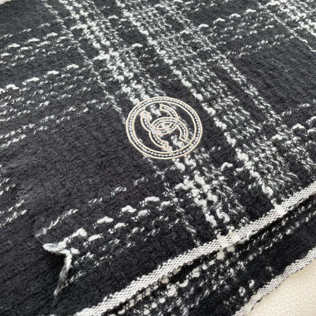 😍👍香奈儿2025专柜最新款‼️【顶级羊绒围巾】。爆款哦 😘💍实物真心美 🎀披肩配以精美logo的刺绣💓