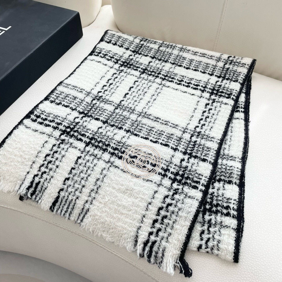 😍👍香奈儿2025专柜最新款‼️【顶级羊绒围巾】。爆款哦 😘💍实物真心美 🎀披肩配以精美logo的刺绣💓