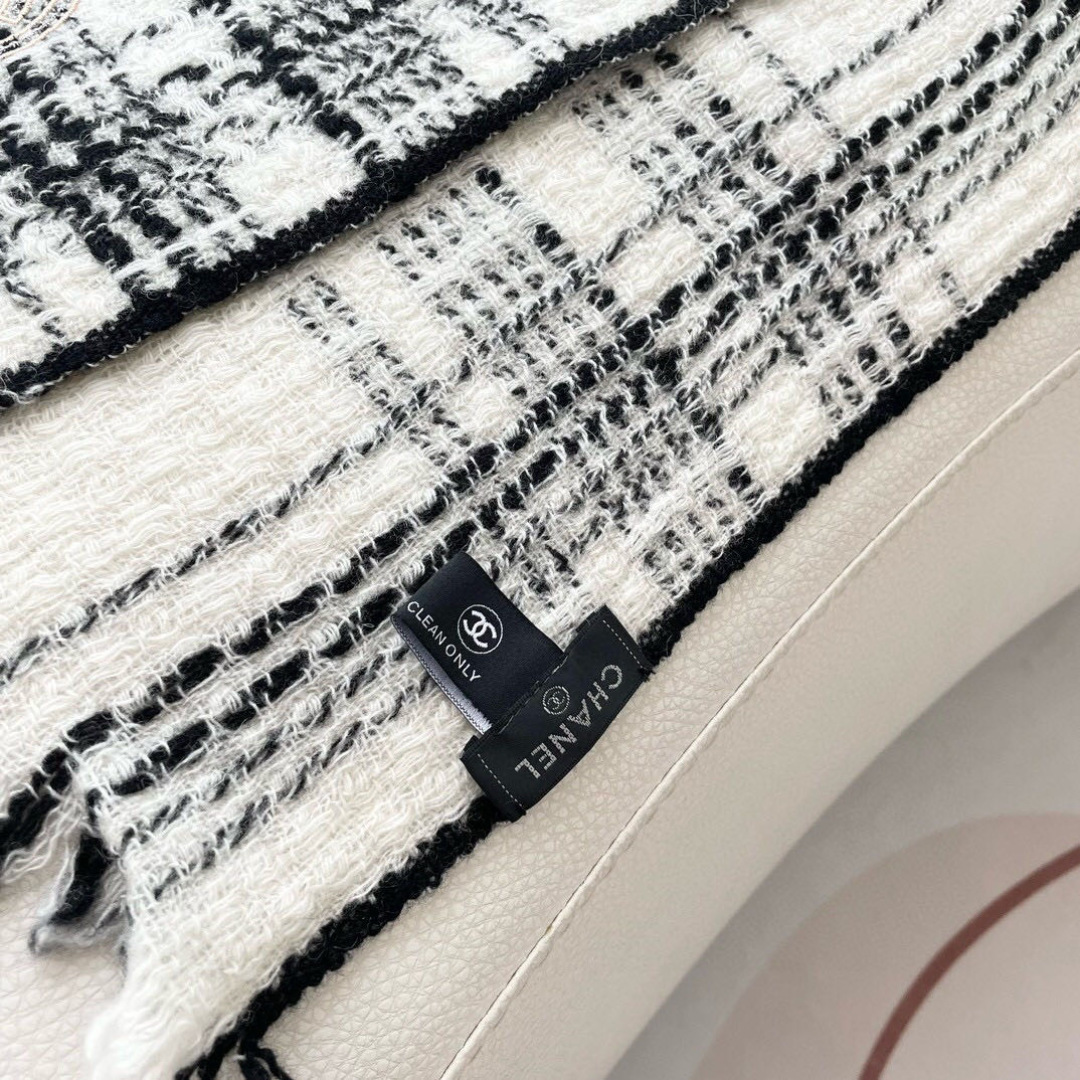 😍👍香奈儿2025专柜最新款‼️【顶级羊绒围巾】。爆款哦 😘💍实物真心美 🎀披肩配以精美logo的刺绣💓