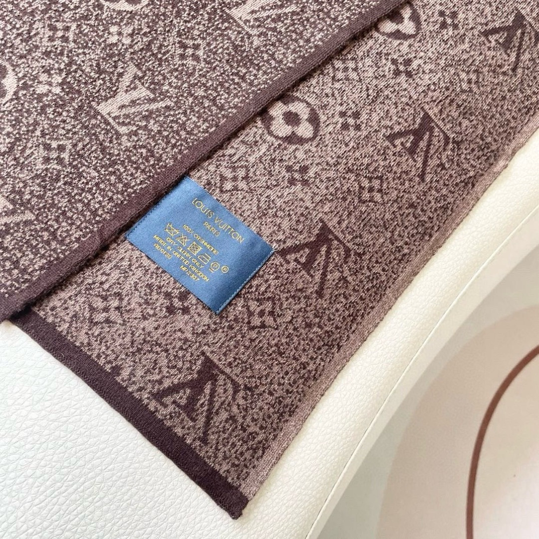 爆款上新 情侣款👍👍LV 独家牛货🐂 奢华尽在尺寸之间，高端品质‼️具有超高羊绒品质才会被此品牌青睐‼️
