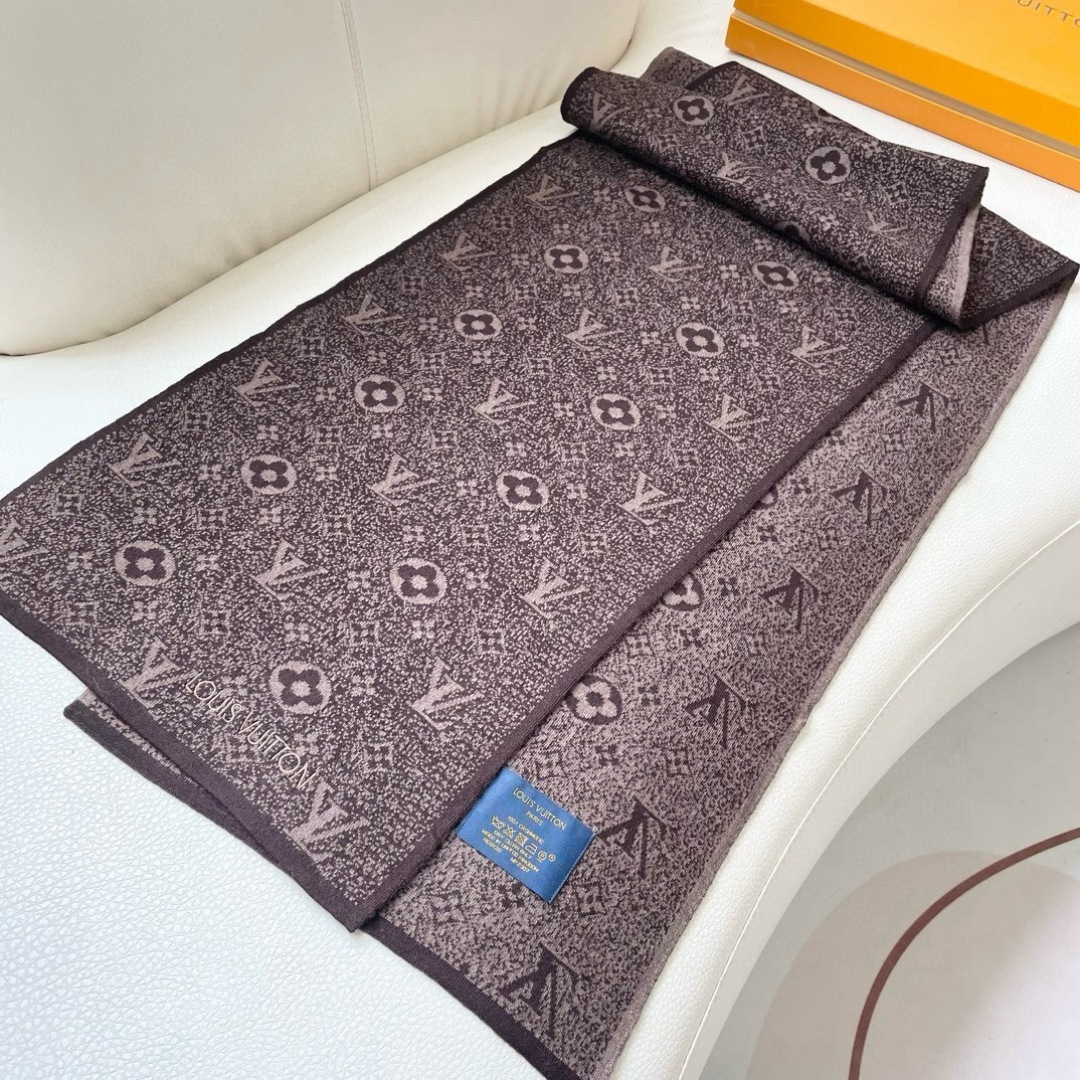 爆款上新 情侣款👍👍LV 独家牛货🐂 奢华尽在尺寸之间，高端品质‼️具有超高羊绒品质才会被此品牌青睐‼️
