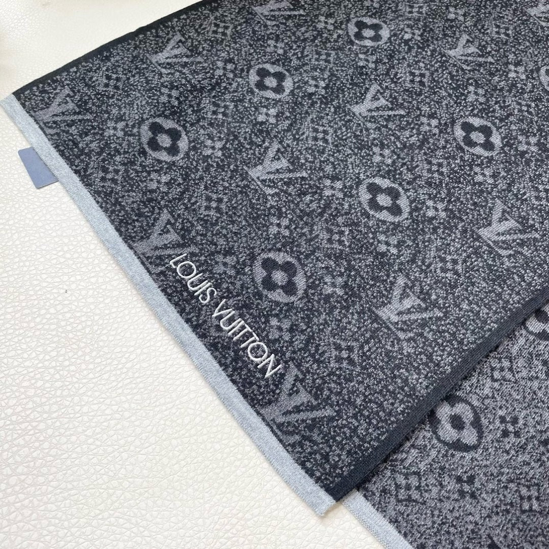 爆款上新 情侣款👍👍LV 独家牛货🐂 奢华尽在尺寸之间，高端品质‼️具有超高羊绒品质才会被此品牌青睐‼️