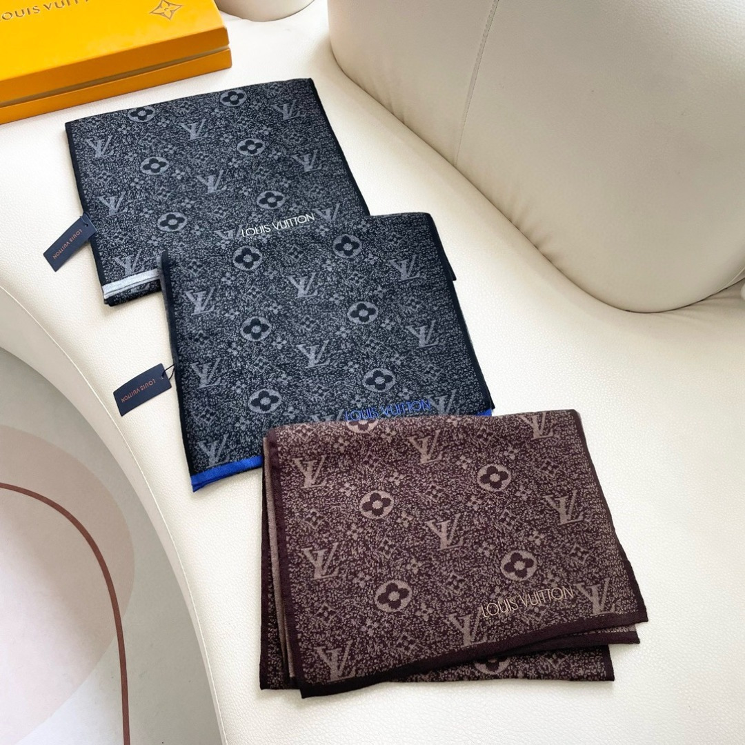 爆款上新 情侣款👍👍LV 独家牛货🐂 奢华尽在尺寸之间，高端品质‼️具有超高羊绒品质才会被此品牌青睐‼️