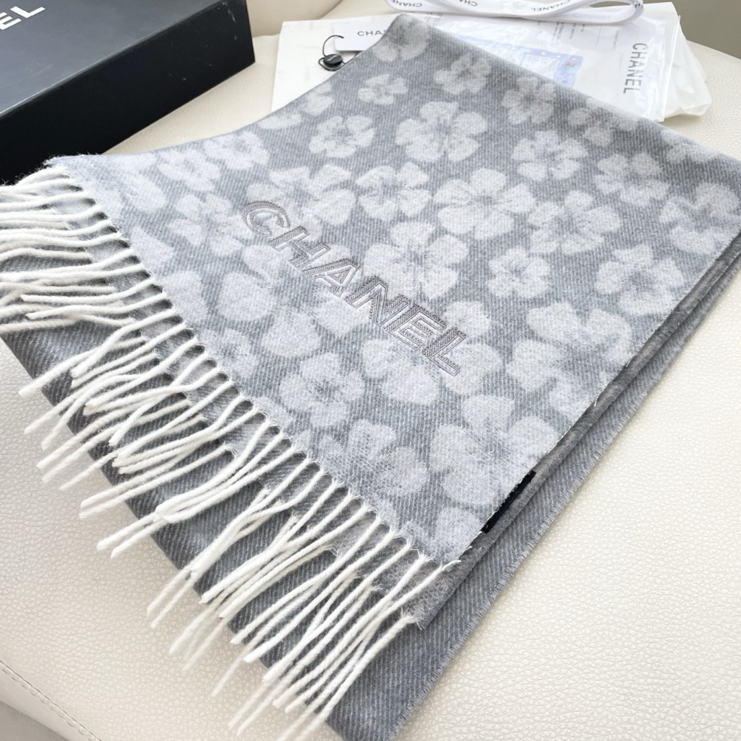 香奈儿新款出来炸街啦黑色系色调真的无敌经典了。不是俗气的漂白。就本色调，带点米的高级配色。～百分百纯山羊