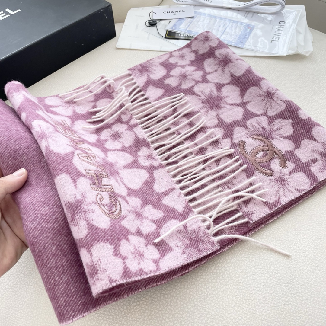 香奈儿新款出来炸街啦黑色系色调真的无敌经典了。不是俗气的漂白。就本色调，带点米的高级配色。～百分百纯山羊