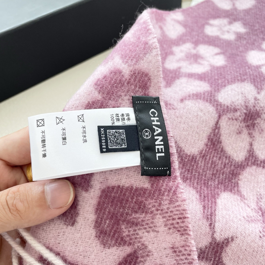 香奈儿新款出来炸街啦黑色系色调真的无敌经典了。不是俗气的漂白。就本色调，带点米的高级配色。～百分百纯山羊