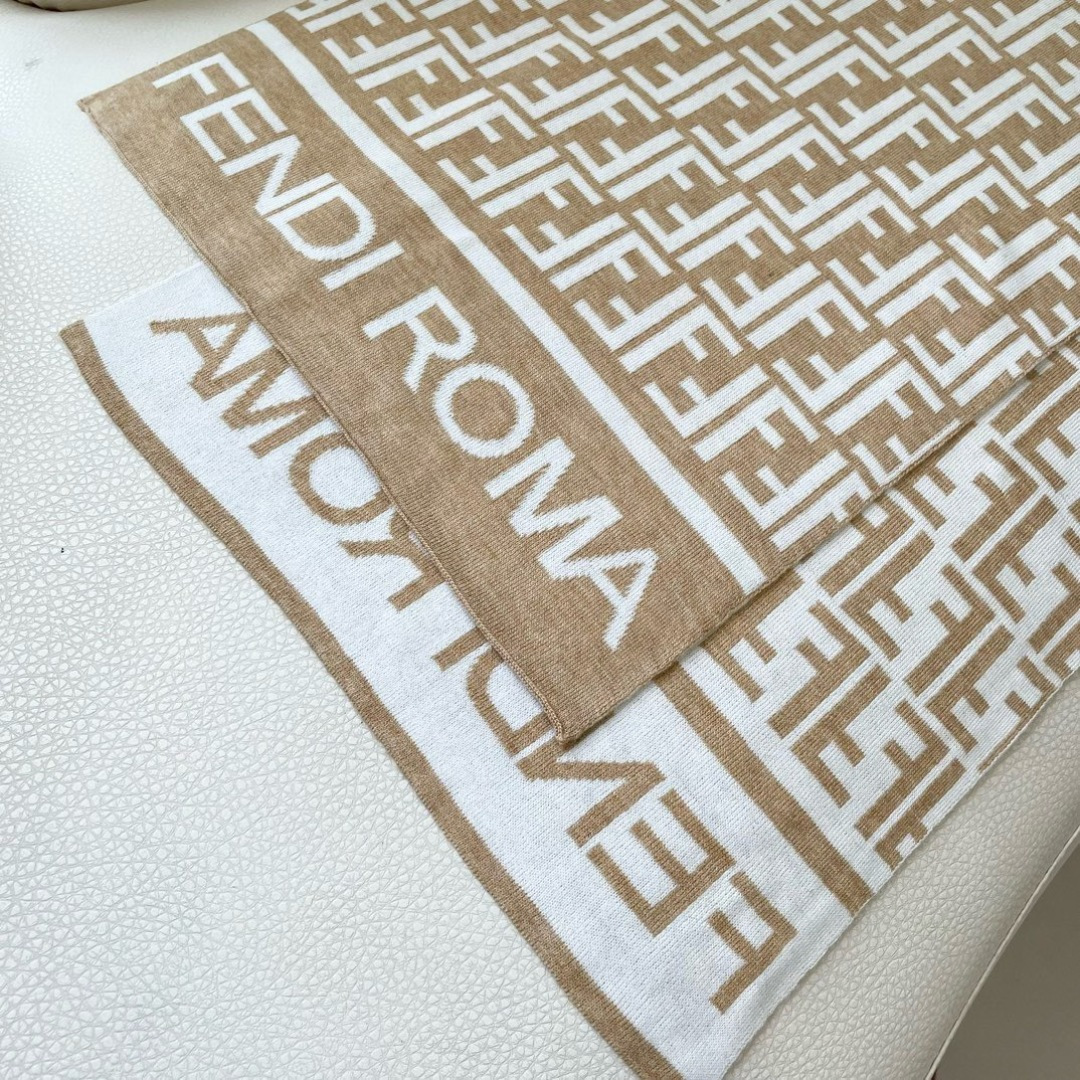 爆款上新 情侣款👍👍芬迪 独家牛货🐂 奢华尽在尺寸之间，高端品质‼️具有超高羊绒品质才会被此品牌青睐‼️