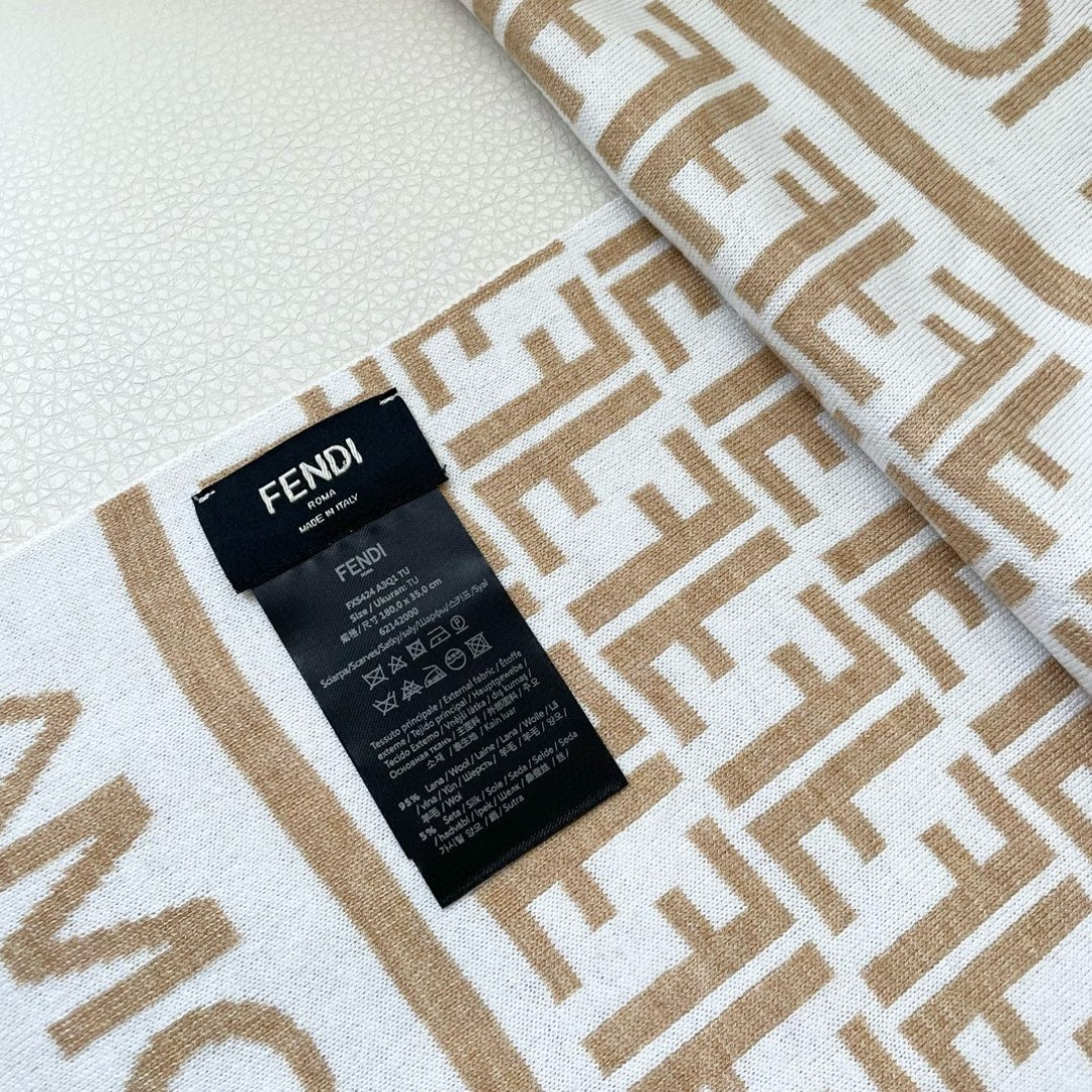 爆款上新 情侣款👍👍芬迪 独家牛货🐂 奢华尽在尺寸之间，高端品质‼️具有超高羊绒品质才会被此品牌青睐‼️