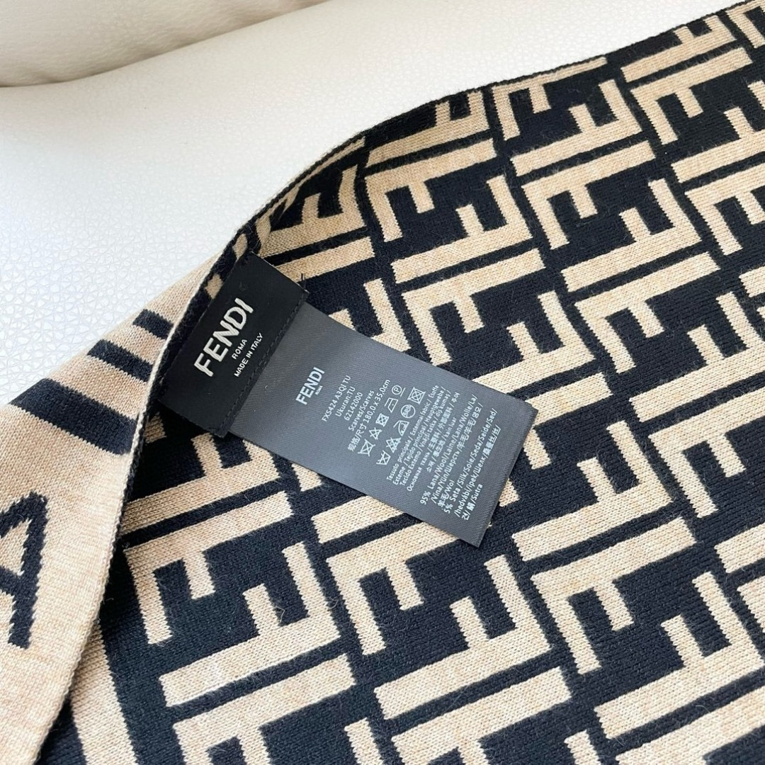 爆款上新 情侣款👍👍芬迪 独家牛货🐂 奢华尽在尺寸之间，高端品质‼️具有超高羊绒品质才会被此品牌青睐‼️