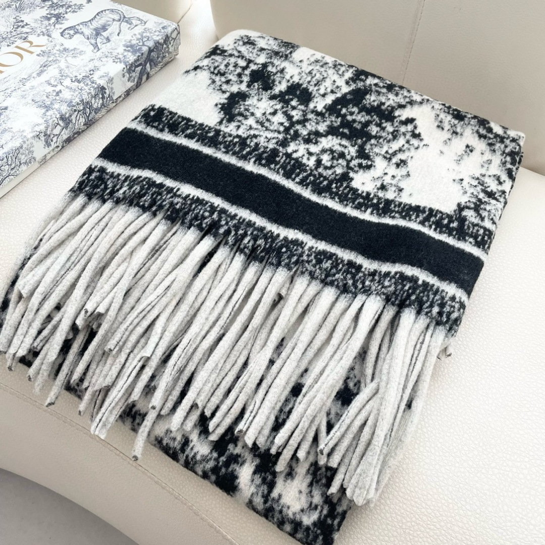 ✨重磅推荐‼️CD动物印花大方巾❗️围巾披肩毛毯三用，超级惊艳的一款！百分百保真！超唯美的一款正品订单，