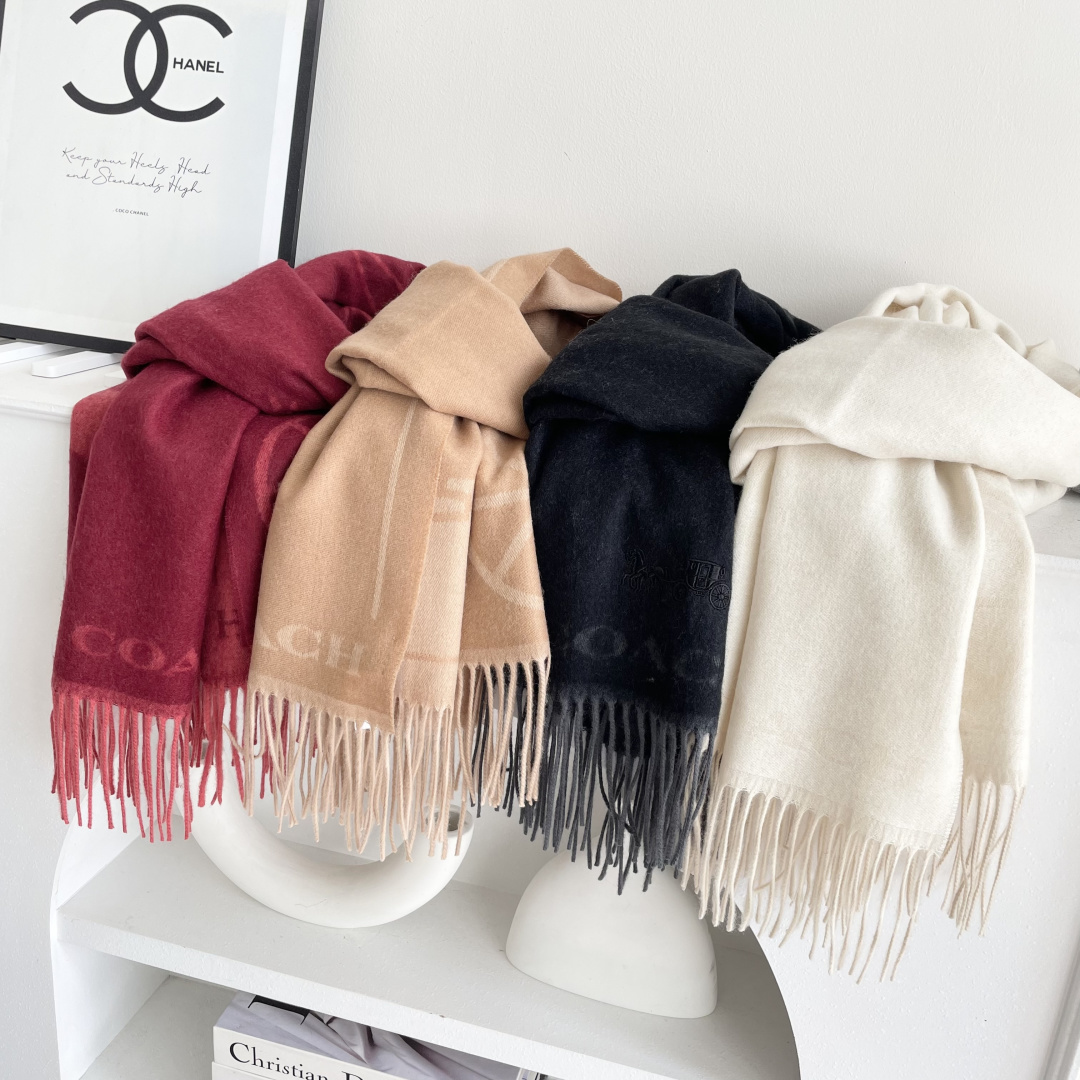 高版本✨【经典款】COACH经典 蔻驰披肩也太好看了吧！不仅有颜值还有品质，羊绒，手感超级软糯和舒服，尺