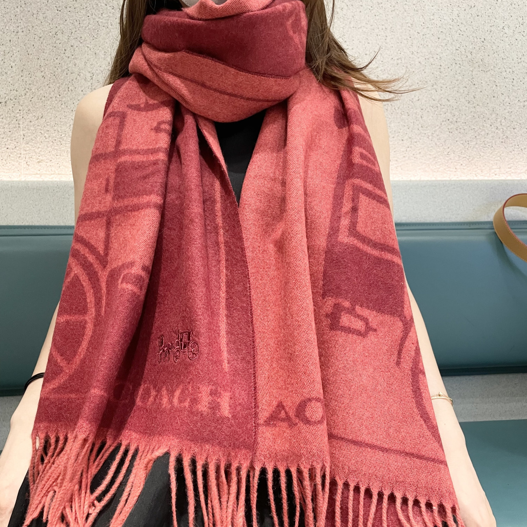 高版本✨【经典款】COACH经典 蔻驰披肩也太好看了吧！不仅有颜值还有品质，羊绒，手感超级软糯和舒服，尺