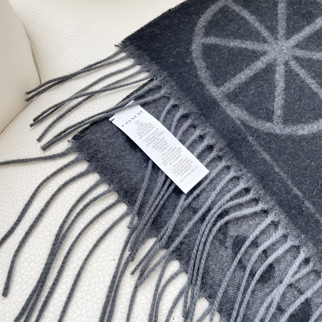 高版本✨【经典款】COACH经典 蔻驰披肩也太好看了吧！不仅有颜值还有品质，羊绒，手感超级软糯和舒服，尺