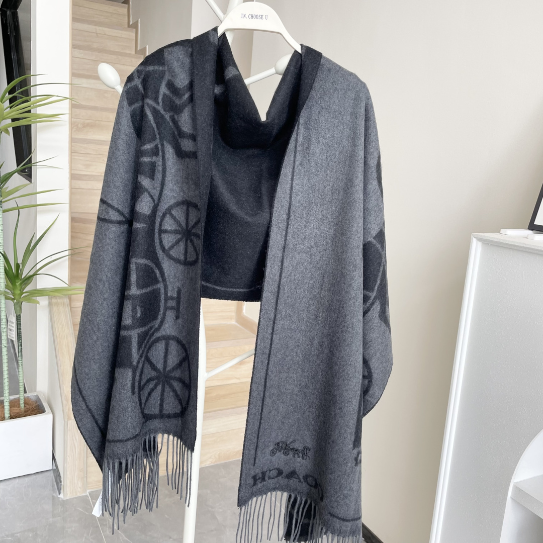 高版本✨【经典款】COACH经典 蔻驰披肩也太好看了吧！不仅有颜值还有品质，羊绒，手感超级软糯和舒服，尺