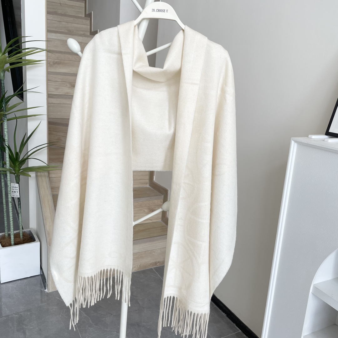 高版本✨【经典款】COACH经典 蔻驰披肩也太好看了吧！不仅有颜值还有品质，羊绒，手感超级软糯和舒服，尺