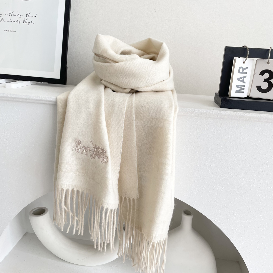 高版本✨【经典款】COACH经典 蔻驰披肩也太好看了吧！不仅有颜值还有品质，羊绒，手感超级软糯和舒服，尺