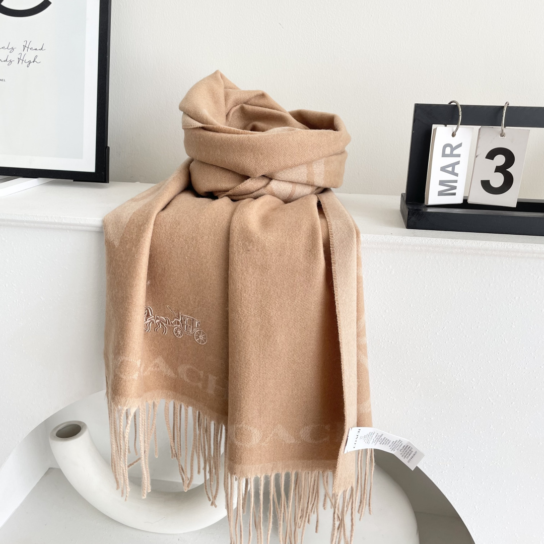 高版本✨【经典款】COACH经典 蔻驰披肩也太好看了吧！不仅有颜值还有品质，羊绒，手感超级软糯和舒服，尺