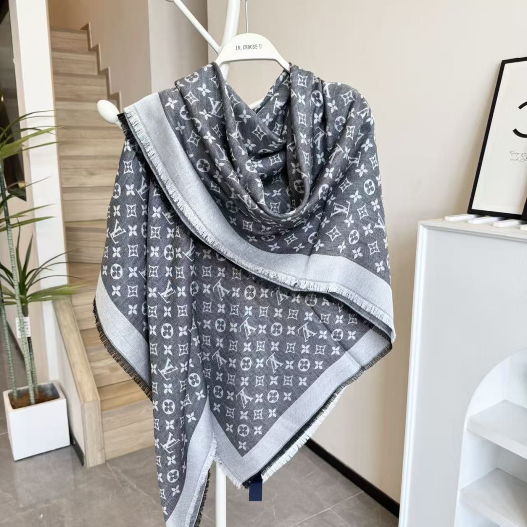 方巾】LV披肩❤️经典金丝👍搭配丝毛混纺的华美质感，与成衣和配饰系列单品搭配相宜。尺寸：140 x 14