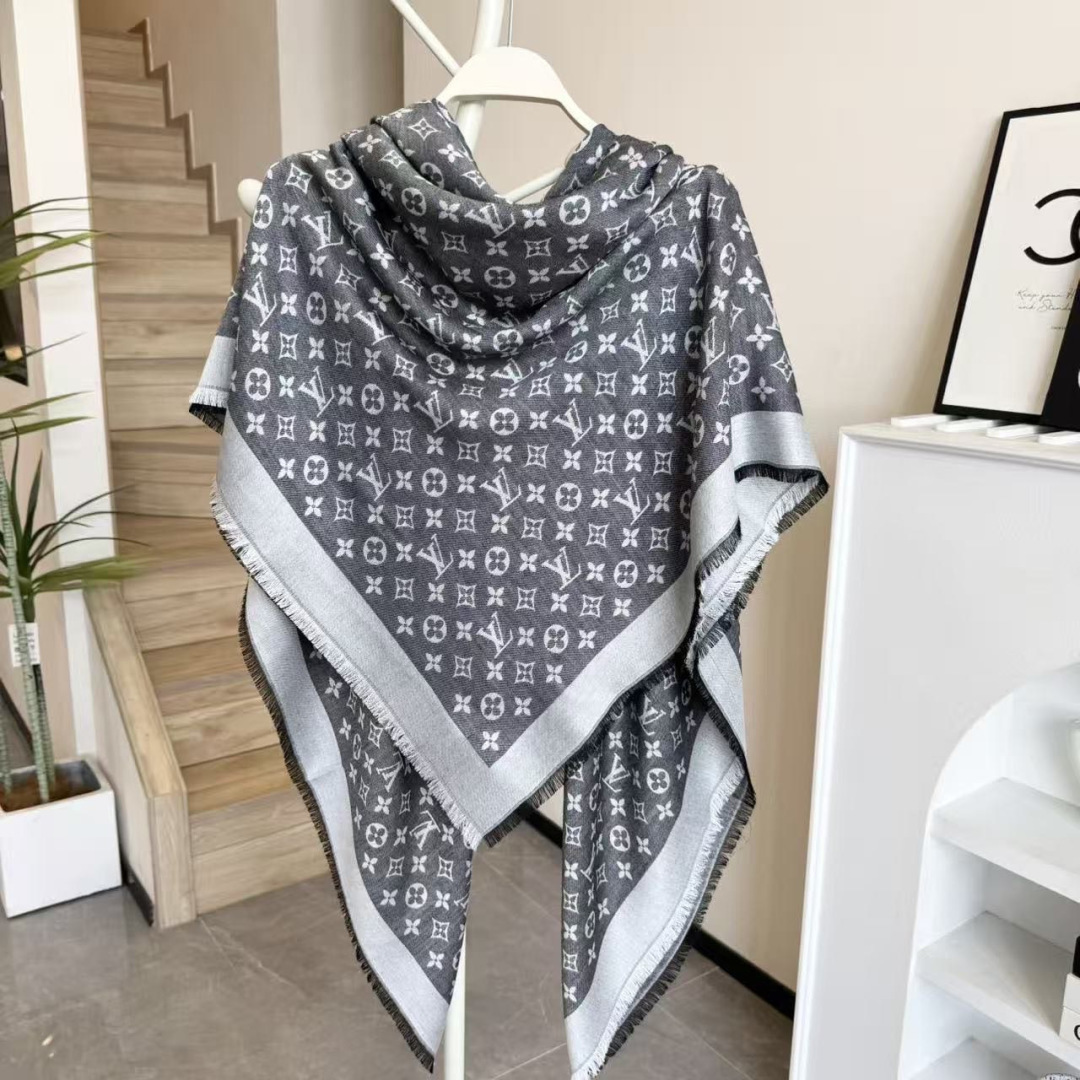方巾】LV披肩❤️经典金丝👍搭配丝毛混纺的华美质感，与成衣和配饰系列单品搭配相宜。尺寸：140 x 14