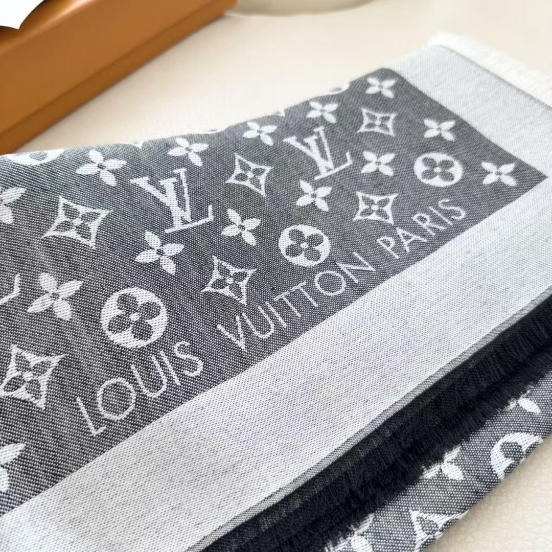 方巾】LV披肩❤️经典金丝👍搭配丝毛混纺的华美质感，与成衣和配饰系列单品搭配相宜。尺寸：140 x 14