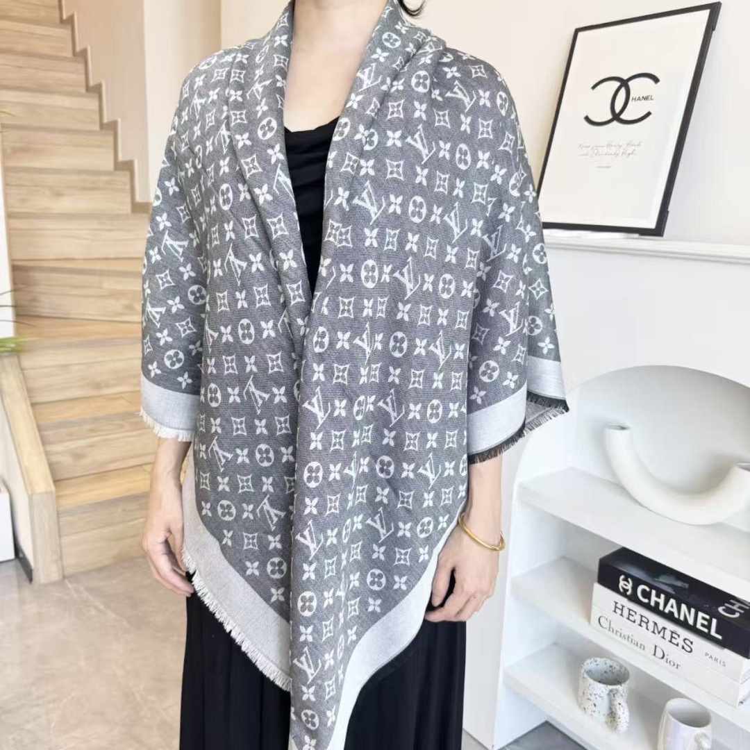 方巾】LV披肩❤️经典金丝👍搭配丝毛混纺的华美质感，与成衣和配饰系列单品搭配相宜。尺寸：140 x 14